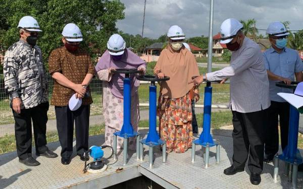 Ahmad (kanan) melawat salah satu tangki air di LRA Kampung Telok di sini pada Khamis.