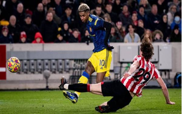 Rashford diasak pemain Brentford dalam aksi liga di Stadium Komuniti Brentford.