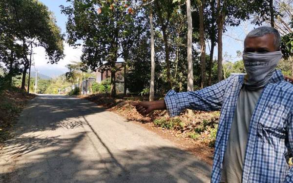 Sahefol Azli menunjukkan lokasi dia melihat haiwan disyaki harimau kumbang melintas di Kampung Bukit Berapit, Kuala Kenas, Kuala Kangsar.