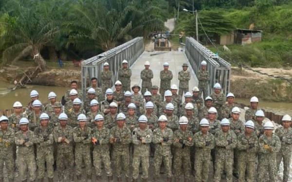 Anggota Markas Rejimen Askar Jurutera 3 Divisyen terdiri dari Skuadron Ke-8 Rejimen Askar Jurutera Diraja (RAJD) dan Ke-9 RAJD yang terlibat dalam pembinaan jambatan bailey di Kampung Bemban, Simpang Durian, Jelebu yang siap pada Rabu.