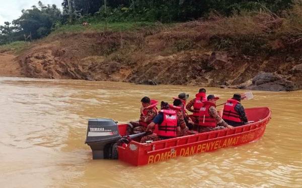 Mayat mangsa ditemui dalam keadaan terapung dan dibawa naik ke darat sebelum diserahkan kepada pihak polis.