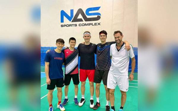 Axelsen (tengah) bersama rakan-rakan sepelatihnya di Dubai.