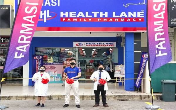 Kar Weng (tengah) bersama Jia Juin (kanan) dan Wei Yin menyempurnakan gimik perasmian pembukaan Farmasi Health Lane Putra Square di sini pada Khamis.