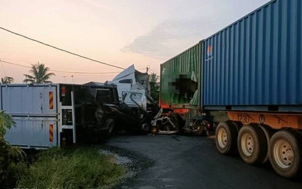 Kemalangan membabitkan tiga kenderaan menyebabkan seorang penunggang motosikal maut dalam kejadian di Jalan Sungai Besar-Sekinchan berhampiran Kampung Sungai Nibong di sini pada Jumaat.