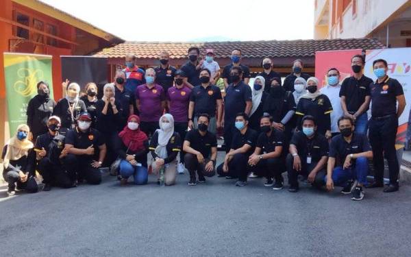 Tengku Amir Shah (barisan tengah, lapan dari kiri) berkenan bergambar bersama jawatankuasa program dan pihak pengurusan UMW Toyota Motor di Sungai Lui, Hulu Langat pada Rabu.