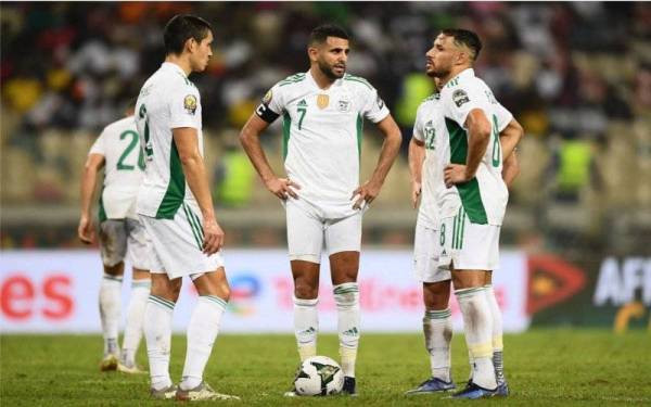 Pemain Algeria, Riyad Mahrez (tengah) dan rakan-rakan sepasukan kecewa apabila tersingkir awal daripada saingan Piala Negara-Negara Afrika kali ini. - Foto The Indipendent