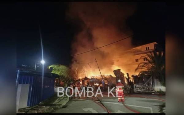 Anggota bomba sedang menjalankan kerja pemadaman dalam kebakaran melibatkan sebuah kedai perabot di Jalan 1, Kampung Cheras Baru, pada awal pagi Jumaat.