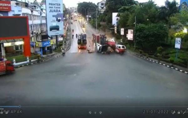 Empat maut dan 22 cedera di Indonesia selepas sebuah lori kontena merempuh barisan kenderaan dan motosikal yang berhenti di persimpangan lampu isyarat. - Foto ihsan orang awam