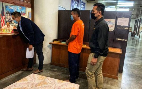 Suspek (dua, kanan) diiringi pegawai SPRM hadir di mahkamah bagi permohonan reman di Mahkamah Majistret Kuala Lumpur selama tujuh hari.