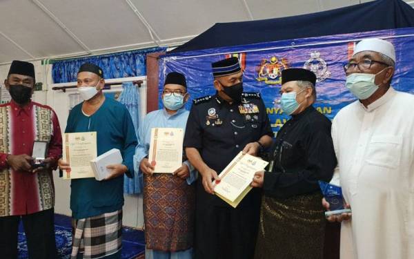 Mior Faridalathrash (tiga, kanan) bersama penerima PJPN yang disampaikan sempena Program High Profile Policing (HPP) Solat Jumaat Polis Perak bersama penduduk Lubuk Merbau di Masjid Jamek Al-Marbawi di Kuala Kangsar, pada Jumaat.