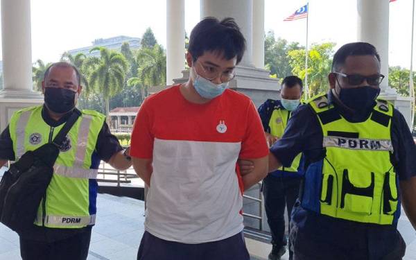 Bryan Tan Pei Er (tengah) dibawa ke Mahkamah Majistret Kuala Lumpur oleh pihak polis bagi menghadapi pertuduhan kes menipu berhubung kes jual beli PS5, tahun lalu.