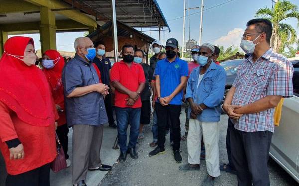 Musa (dua dari kiri) ketika mendengar keluhan penduduk Kampung Kebun Baru yang terjejas akibat kebakaran di Tapak Pelupusan Sampah Pulau Burung.