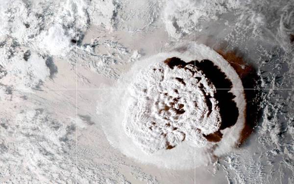 Gambar satelit menunjukkan letusan dahsyat gunung berapi itu sehingga mencetuskan tsunami.