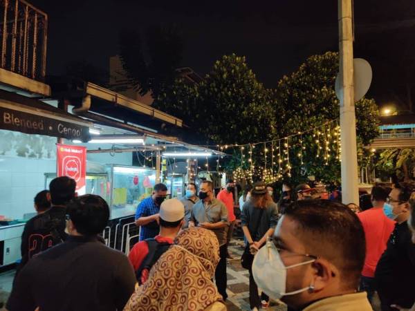 Gambar dari akaun Twitter dengan nama @TangkapAzamBaki memaklumkan, mereka telah diserbu oleh pihak polis di Restoran Amjal Bangsar.