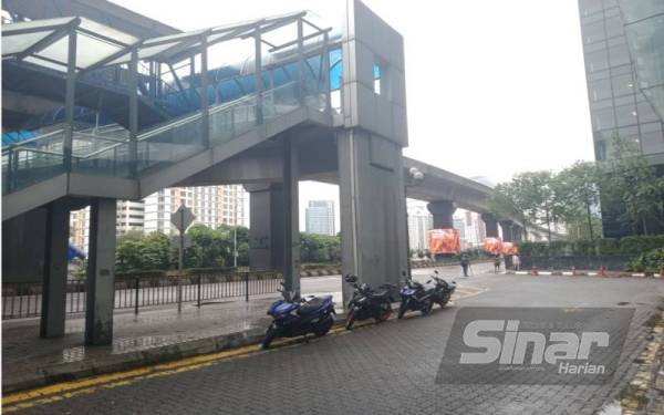 Keadaan terkawal di sekitar LRT Bangsar dengan kehadiran anggota polis yang mengadakan kawalan berikutan tular maklumat akan berlakunya perhimpunan mendesak Ketua Pesuruhjaya SPRM, Tan Sri Azam Baki pada pagi Sabtu.