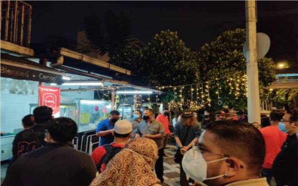 Polis mengenal pasti 12 aktivis yang terlibat dalam himpunan di sebuah restoran di Jalan Pantai Baharu, Kuala Lumpur pada Jumaat yang mengajak orang ramai sertai perhimpunan #TangkapAzamBaki.