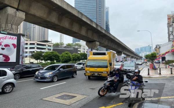 Situasi terkini di Jalan Bangsar, Kuala Lumpur berikutan penganjuran perhimpunan #TangkapAzamBaki di stesen Transit Aliran Ringan (LRT) Bangsar, di sini pada Sabtu.