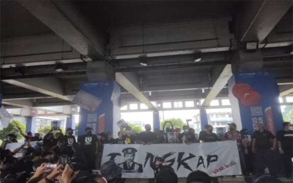 Laungan 'Hidup Hidup! Tangkap Tangkap Azam Baki!' mula dilaungkan oleh sekumpulan aktivis yang hadir dalam perhimpunan #TangkapAzamBaki di stesen Transit Aliran Ringan (LRT) Bangsar, di sini pada Sabtu.