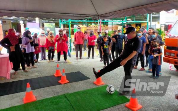 Zulkifli melakukan gimik pelancaran Program Singgah Santun Konvoi #RasuahBusters dengan menyepak bola ke dalam lubang di Senawang pada Sabtu.