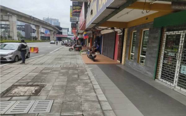 Keadaan di Jalan Bangsar, Kuala Lumpur lengang tanpa kehadiran pengunjung susulan perhimpunan #TangkapAzamBaki, pada Sabtu.