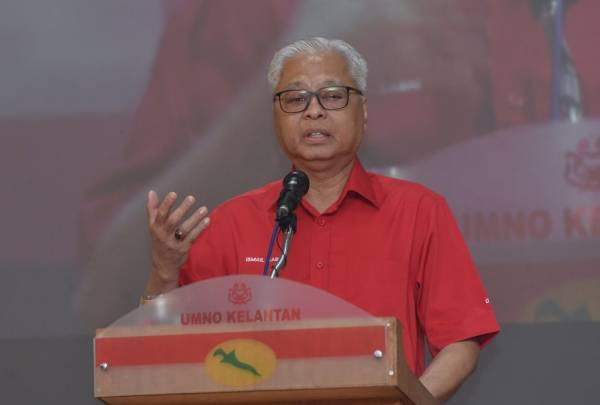 Ismail Sabri menyampaikan ucapan pada Perjumpaan Khas Perdana Menteri Bersama Ahli Biro Politik UMNO Kelantan di Dewan UMNO Negeri hari ini. -Foto Bernama