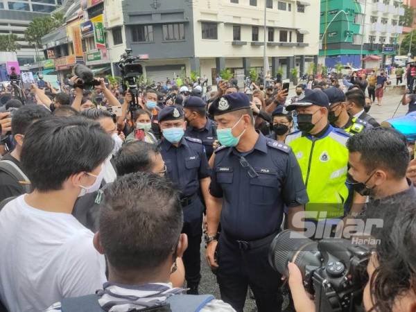 Polis akan memanggil penganjur perhimpunan #TangkapAzamBaki di Jalan Bangsar, Kuala Lumpur pada Sabtu.