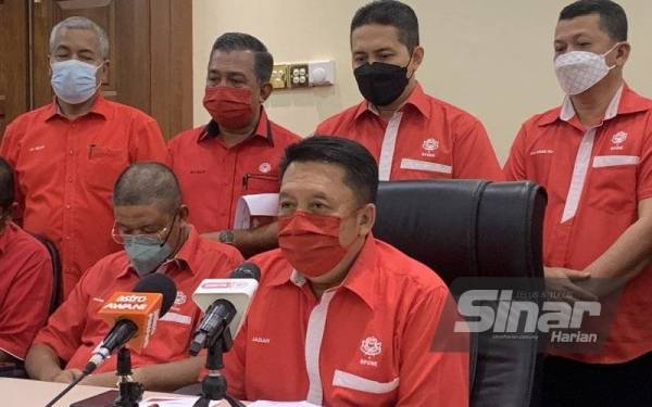 Ahmad Jazlan (tengah) pada sidang media di Pejabat UMNO Negeri Kelantan di Kota Bharu pada Sabtu.