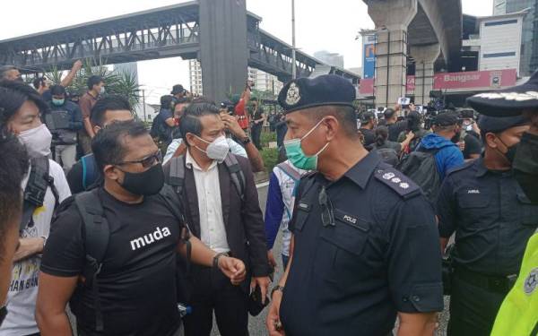 Amihizam (kanan) turut berada di Jalan Bangsar memantau himpunan #TangkapAzamBaki yang dijalankan di Stesen LRT Bangsar, Jalan Bangsar, Kuala Lumpur pada Sabtu.