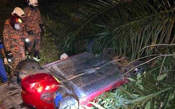 Keadaan kereta dipandu mangsa yang terbabas dalam parit dan terbalik dalam kemalangan di Kilometer 53 Jalan Ipoh-Kuala Lumpur, Tapah lewat malam Sabtu.