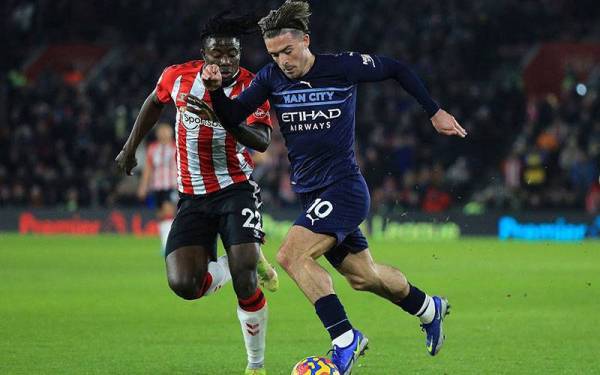 Tonggak Manchester City, Jack Grealish cuba melepasi halangan pemain Southampton dalam aksi di St Mary's.