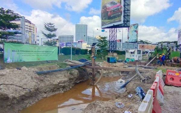 Kerja-kerja di tapak projek paip pembetung merentasi Sungai Kuantan menggunakan kaedah HDD giat dijalankan dan dijangka siap Jun tahun ini.