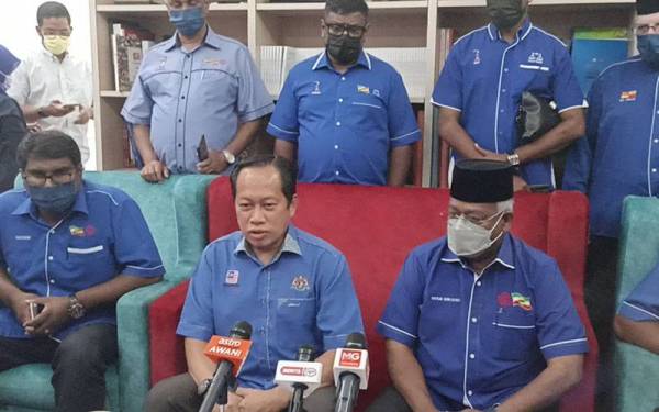 Ahmad (duduk, tengah) ketika sidang akhbar di Pejabat Perhubungan UMNO Johor pada Ahad.