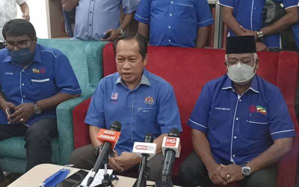 Ahmad (duduk tengah) ketika sidang akhbar di Pejabat Perhubungan UMNO Johor pada Ahad.