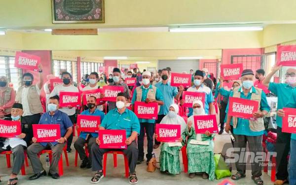 Sebahagian ahli Perkim Cawangan Ujong Pasir bergambar bersama dan memegang plakad Rasuah Busters.