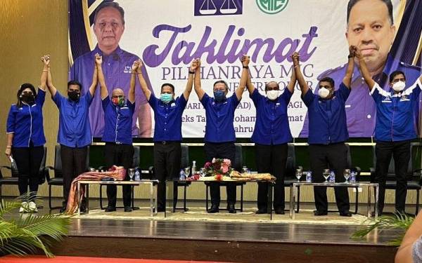 Kepimpinan tertinggi MIC negeri bersama Vigneswaran dan Hasni selepas Taklimat Pilihan Raya MIC Negeri Johor di Kompleks Tan Sri Rahmat, Tampoi, Johor Bahru, pada Ahad.