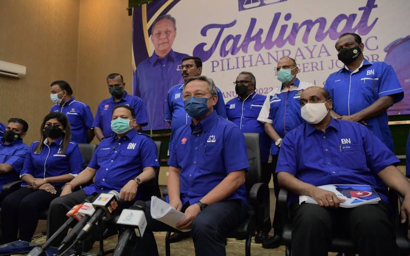 Menteri Besar Johor Datuk Hasni Mohammad (tengah) dan Presiden MIC Tan Sri S A Vigneswaran (tiga, kiri) pada sidang media selepas Majlis Penutup Program Taklimat Pilihan Raya MIC Negeri Johor di Dewan Kompleks Tan Sri Mohamed Rahmat hari ini. - Foto Bernama