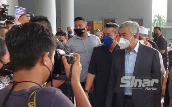 Ahmad Zahid dilihat memasuki Mahkamah Tinggi pada jam 9.04 pagi ini. FOTO SINAR HARIAN