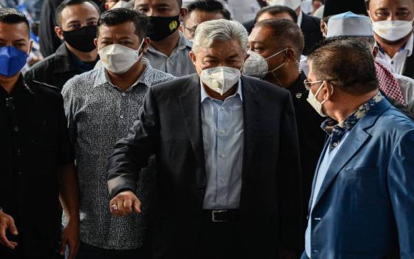 Mahkamah Tinggi hari ini memerintahkan Datuk Seri Dr Ahmad Zahid Hamidi membela diri atas 47 pertuduhan pecah amanah, rasuah, pengubahan wang haram melibatkan dana Yayasan Akalbudi (YAB). Foto Bernama