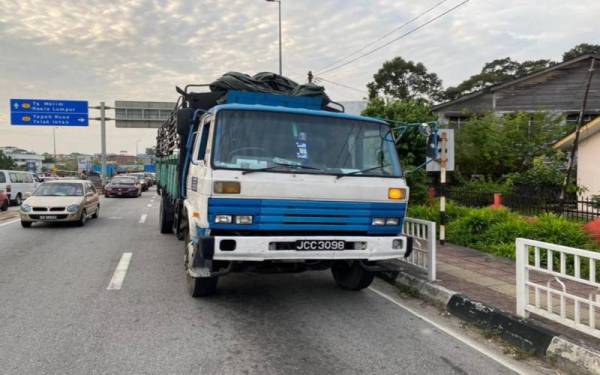 Kemalangan membabitkan sebuah lori dan motosikal di Tapah pada Isnin menyebabkan seorang lelaki maut di tempat kejadian.