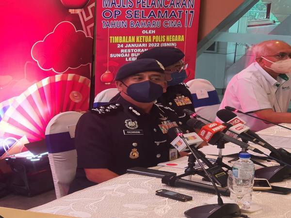 Razarudin ketika bercakap kepada media di Restoran Jejantas, Lebuh Raya Plus di Sungai Buloh pada Isnin