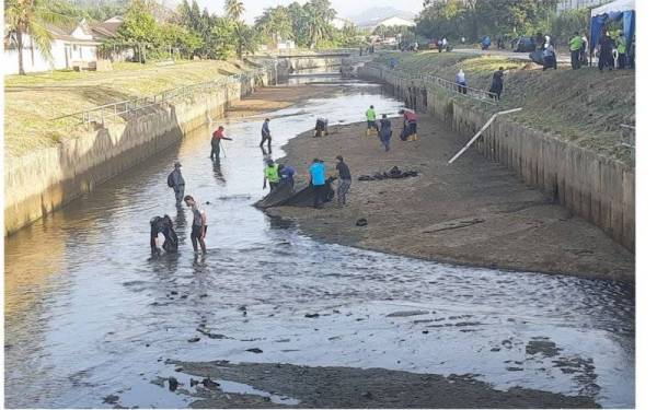 Kerja-kerja pembersihan kawasan Sungai Galing telah dilakukan pelbagai agensi kerajaan dan penduduk setempat pada program 'mari kita kudah' di Sungai Galing di sini pada Isnin.