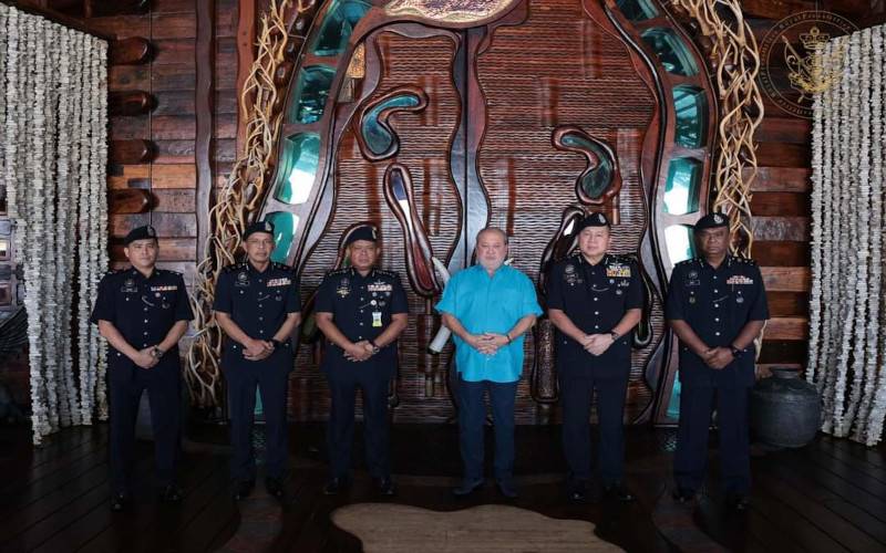 Sultan Johor, Sultan Ibrahim Sultan Iskandar (tiga dari kanan) berkenan menerima menghadap Ketua Polis Johor, Datuk Kamarul Zaman Mamat di Istana Flinstones Mersing pada Isnin. - Foto Royol Press Office ( RPO).