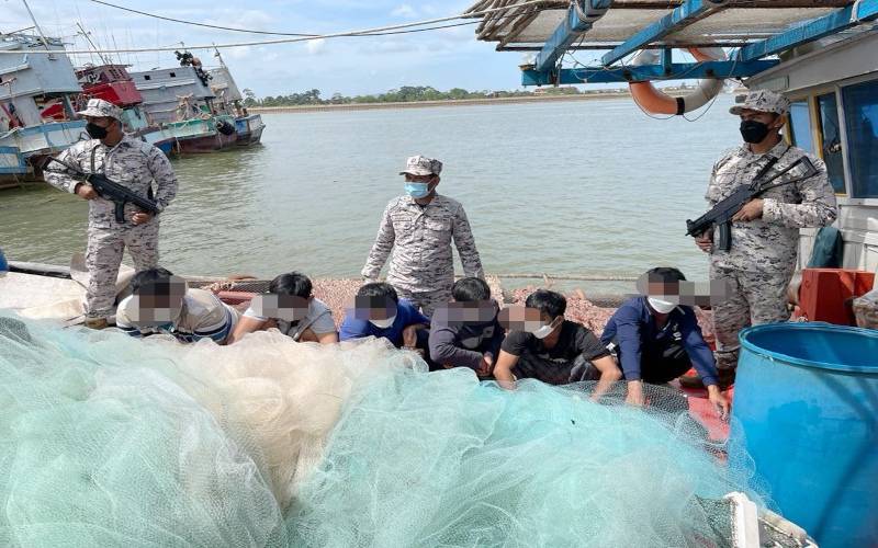 Enam nelayan Vietnam ditahan dipercayai menceroboh dan menangkap ikan secara haram di perairan negara. - Foto Ihsan Maritim Malaysia Terengganu