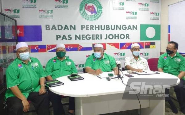 Abdullah (tengah) mengadakan sidang media berkenaan persiapan jentera Pas Johor dan isu kerjasama parti itu dengan UMNO di Pejabat Pas Johor, Bandar Baru Uda, Johor Bahru pada Isnin.