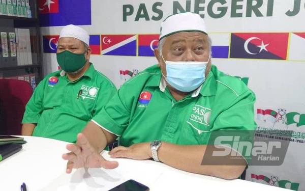 Abdullah (kanan) semasa sidang media di Pejabat Pas Johor, Bandar Baru Uda pada Isnin.