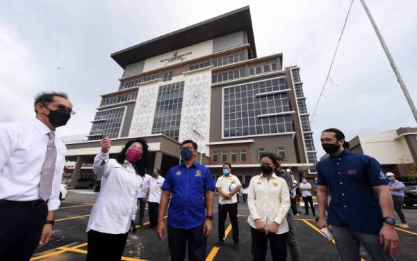 Mohamad Alamin (tiga dari kiri) diberi penerangan oleh Pengarah Institut Pendidikan Guru (IPG) Kampus Gaya, Dr Gerturudo Jock (dua, kiri) ketika melakukan lawatan bangunan pejabat baharu Institut Pendidikan Gaya pada Isnin. - Foto Bernama