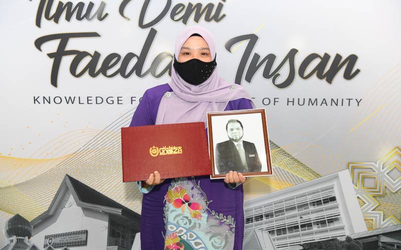 Nur Hidayu bersama skrol Ijazah Sarjana Pentadbiran Perniagaan yang diterima bagi pihak Allahyarham suaminya, Mohd Huzir.