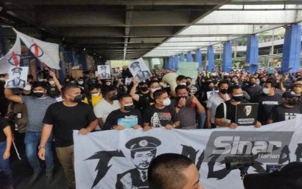 Perhimpunan #TangkapAzamBaki dianjurkan di Jalan Bangsar, Kuala Lumpur pada Sabtu.
