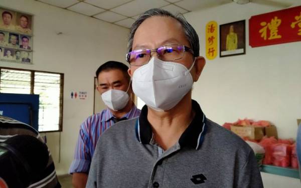 Dr Lee Boon Chye ketika hadir di Majlis Sumbangan Pasca Banjir Kampung Baru Ampang anjuran Pejabat Ahli Parlimen Gopeng dan ADUN Simpang Pulai bersama Econsave di Pertubuhan Faedah Bersama Ampang Baharu, Kampung Ampang Baru, Ipoh pada Selasa.