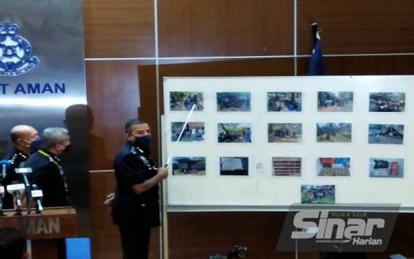 Ayob Khan menunjukkan gambar Op Tapis Khas dalam sidang akhbar di Ibu Pejabat Polis Bukit Aman, pada Selasa. - Foto Sinar Harian